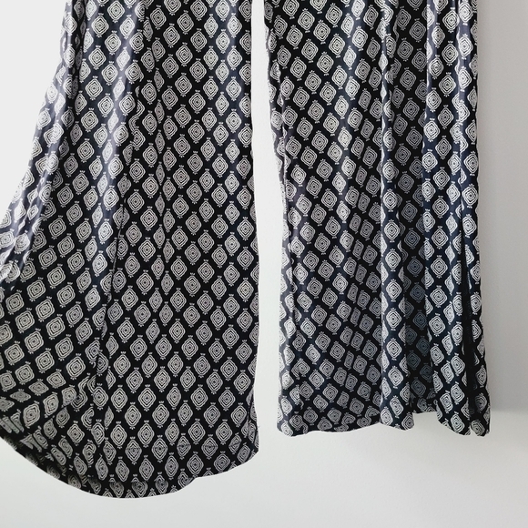 Anthropologie black and white capri with asymmetrical‎ pattern - Picture 4 of 7